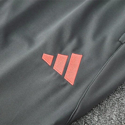 Strikers Club™ 2025/26 Bayern München Grey Premium Football Tracksuit